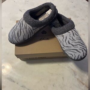 Cloudsteppers by Clarks Gray Zebra Slippers NWT